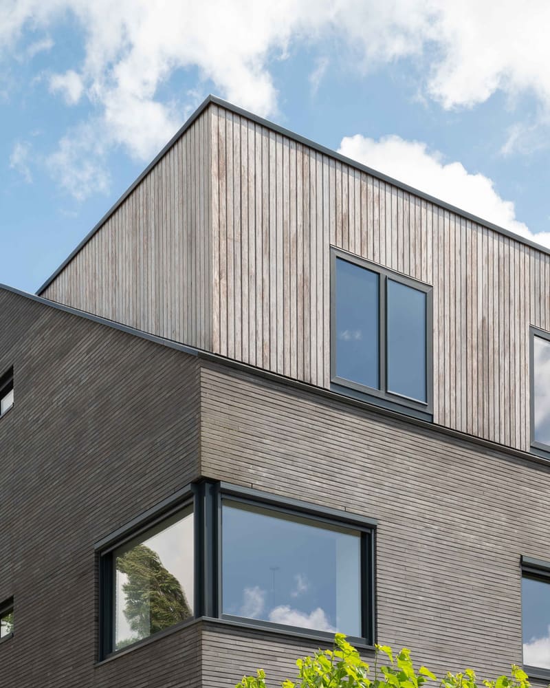 Woning Dagpauwooglaan in Ypenburg: donkere baksteen en vergrijsd hout (foto Aiste Rakauskaite)