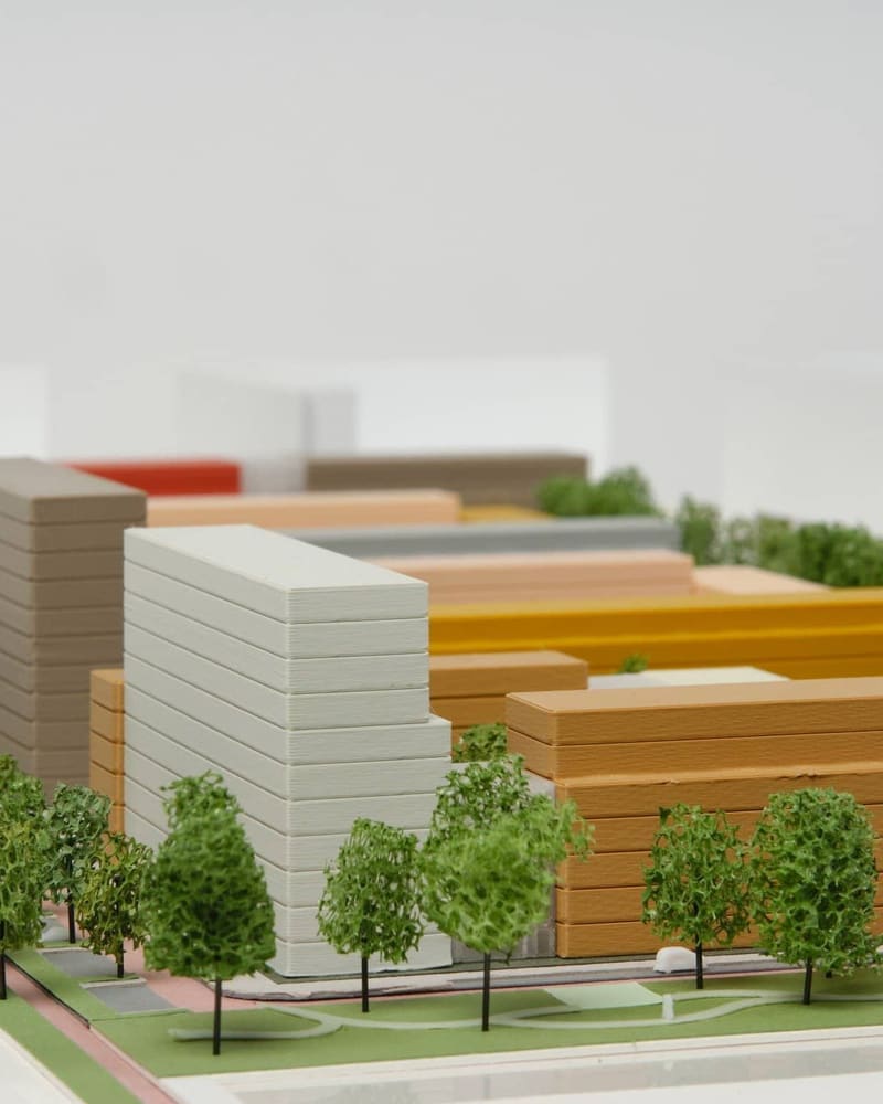 Maquette Wildemanbuurt van dichtbij: bouwblokken langs een groene laan (foto Tim Stet)
