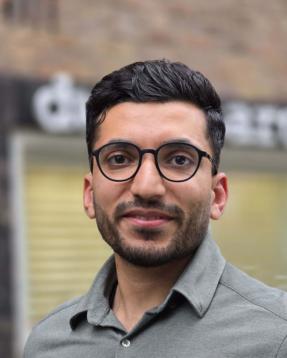 Portret van Badar Haq