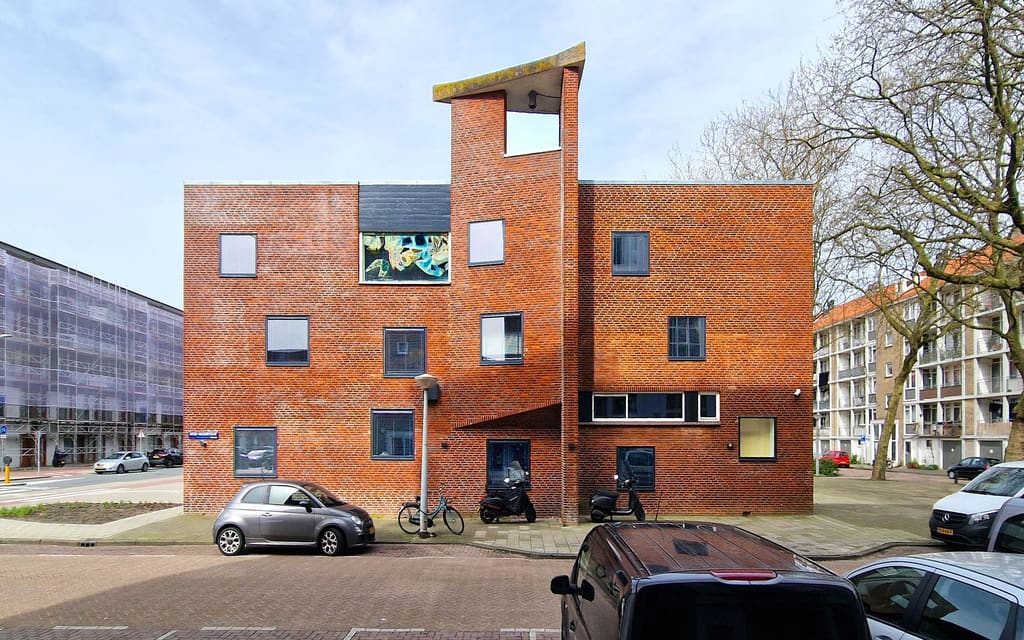 Voormalige kerk, getransformeerd tot short stay: bakstenen volumes met een toren en nieuwe vensters
