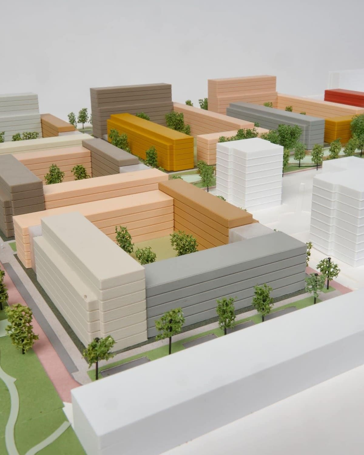 Maquette van het stedenbouwkundig plan Wildemanbuurt: gekleurde bouwblokken rond groene hoven (foto Tim Stet)